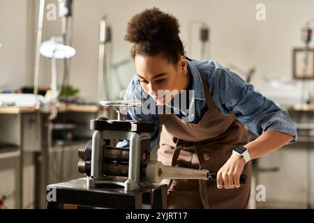 Eine talentierte Frau arbeitet leidenschaftlich an ihrem Schmuckherstellungsprozess in einem lebendigen Studio. Stockfoto