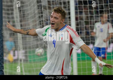 Der Italiener Mateo Retegui feiert, nachdem er am 10. Oktober 2021 im Olimpico-Stadion in Rom das Tor 2-0 beim Qualifikationsspiel der UEFA Nations League 2024/25 der Gruppe 2 erzielte. (Foto: Fabrizio Corradetti / LaPresse) Stockfoto