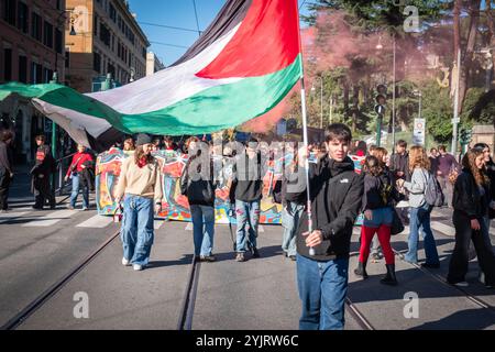 Rom, Rm, Italien. November 2024. Tausende von Studenten nehmen an dem Anti-Regierungs-marsch Teil, um gegen die Kürzungen im Bildungsbereich, den Waffenverkauf an Israel und die DDL1660 (Credit Image: © Marco Di Gianvito/ZUMA Press Wire) NUR REDAKTIONELLE VERWENDUNG zu protestieren! Nicht für kommerzielle ZWECKE! Stockfoto