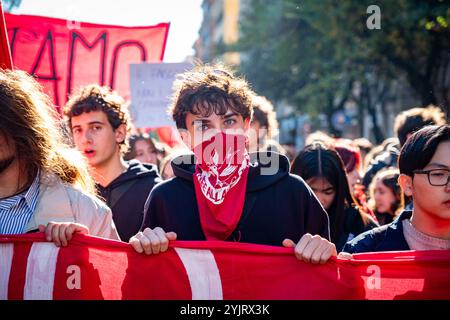 Rom, Rm, Italien. November 2024. Tausende von Studenten nehmen an dem Anti-Regierungs-marsch Teil, um gegen die Kürzungen im Bildungsbereich, den Waffenverkauf an Israel und die DDL1660 (Credit Image: © Marco Di Gianvito/ZUMA Press Wire) NUR REDAKTIONELLE VERWENDUNG zu protestieren! Nicht für kommerzielle ZWECKE! Stockfoto