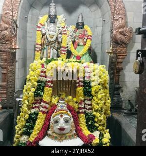 Religion & glaube Abhishekam Hydration Pooja ist der Prozess des Badens der Gottheit. Annam bedeutet Reis und Anna Abhishekam bedeutet, die Gottheit mit gekochtem Reis zu baden. Dieses göttliche Ritual wird am Vollmondtag im tamilischen Monat Aippasi von Mitte Oktober bis Mitte November durchgeführt. Obwohl es in Indien eine Vielzahl von Abhishekams gibt, wird diese besondere Zeremonie auf Lord Shiva in Form von Shiva Lingam in allen südindischen Shiva-Tempeln durchgeführt. Wenn Sie dieses Ritual einmal im Jahr durchführen, können Sie all die Probleme in Ihrem Leben loswerden. Diese Zeremonie ist auch als Shiva Abhishekam oder Maha Anna Abhi bekannt Stockfoto