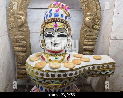 Religion & glaube Abhishekam Hydration Pooja ist der Prozess des Badens der Gottheit. Annam bedeutet Reis und Anna Abhishekam bedeutet, die Gottheit mit gekochtem Reis zu baden. Dieses göttliche Ritual wird am Vollmondtag im tamilischen Monat Aippasi von Mitte Oktober bis Mitte November durchgeführt. Obwohl es in Indien eine Vielzahl von Abhishekams gibt, wird diese besondere Zeremonie auf Lord Shiva in Form von Shiva Lingam in allen südindischen Shiva-Tempeln durchgeführt. Wenn Sie dieses Ritual einmal im Jahr durchführen, können Sie all die Probleme in Ihrem Leben loswerden. Diese Zeremonie ist auch als Shiva Abhishekam oder Maha Anna Abhi bekannt Stockfoto