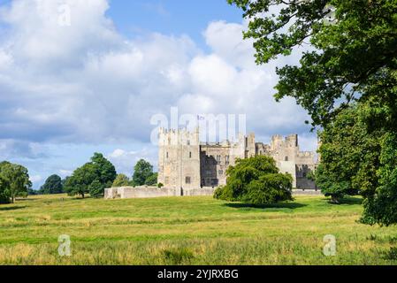 Raby Castle, eine englische Burg aus dem 14. Jahrhundert, Sitz der Familie Vane in der Nähe von Staindrop Darlington County Durham England Großbritannien GB Europa Stockfoto