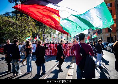 Rom, Rm, Italien. November 2024. Tausende von Studenten nehmen an dem Anti-Regierungs-marsch Teil, um gegen die Kürzungen im Bildungsbereich, den Waffenverkauf an Israel und die DDL1660 (Credit Image: © Marco Di Gianvito/ZUMA Press Wire) NUR REDAKTIONELLE VERWENDUNG zu protestieren! Nicht für kommerzielle ZWECKE! Stockfoto