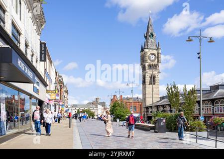 Darlington UK - High Row Darlington Market Hall und Darlington Clock Tower Stadtzentrum Darlington County Durham Tees Valley England Großbritannien GB Europa Stockfoto