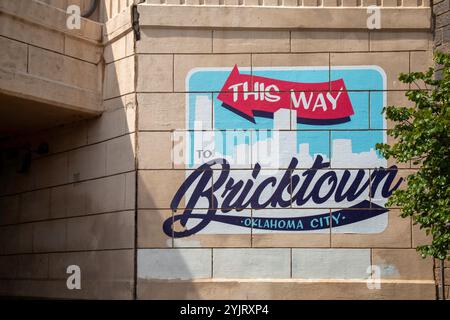 Oklahoma City, Oklahoma - Ein Schild weist auf den Weg nach Bricktown, einem beliebten Touristenviertel. Stockfoto