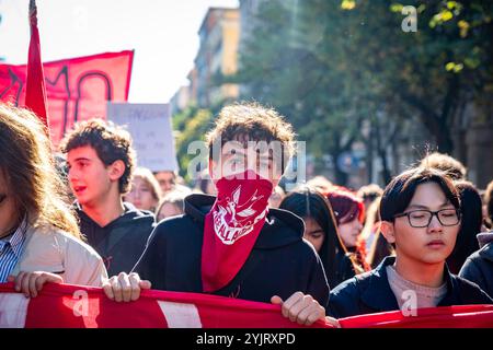 Rom, Rm, Italien. November 2024. Tausende von Studenten nehmen an dem Anti-Regierungs-marsch Teil, um gegen die Kürzungen im Bildungsbereich, den Waffenverkauf an Israel und die DDL1660 (Credit Image: © Marco Di Gianvito/ZUMA Press Wire) NUR REDAKTIONELLE VERWENDUNG zu protestieren! Nicht für kommerzielle ZWECKE! Stockfoto