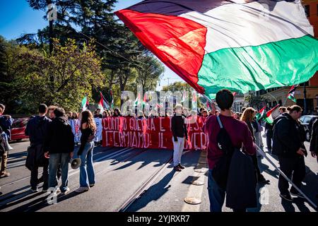 Rom, Rm, Italien. November 2024. Tausende von Studenten nehmen an dem Anti-Regierungs-marsch Teil, um gegen die Kürzungen im Bildungsbereich, den Waffenverkauf an Israel und die DDL1660 (Credit Image: © Marco Di Gianvito/ZUMA Press Wire) NUR REDAKTIONELLE VERWENDUNG zu protestieren! Nicht für kommerzielle ZWECKE! Stockfoto