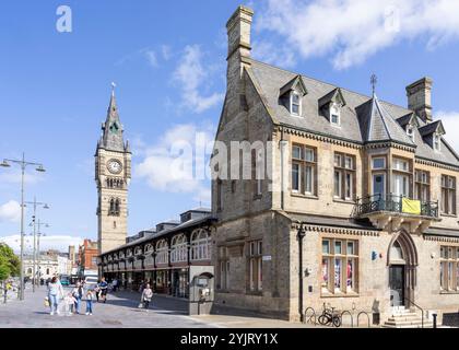 Darlington UK - Darlington Market Hall und Darlington Clock Tower High Row Stadtzentrum Darlington County Durham Tees Valley England Großbritannien GB Europa Stockfoto