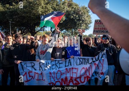 Rom, Rm, Italien. November 2024. Tausende von Studenten nehmen an dem Anti-Regierungs-marsch Teil, um gegen die Kürzungen im Bildungsbereich, den Waffenverkauf an Israel und die DDL1660 (Credit Image: © Marco Di Gianvito/ZUMA Press Wire) NUR REDAKTIONELLE VERWENDUNG zu protestieren! Nicht für kommerzielle ZWECKE! Stockfoto