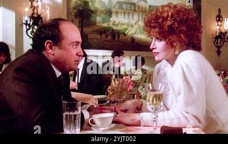 RUTHLESS PEOPLE 1986 Buena Vista Distribution Film mit Danny DeVito als Mode-Tycoon Sam Stone und Anita Morris als Carol Dodsworth Stockfoto