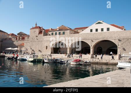 Restaurant mit Blick auf den Jachthafen, Altstadt, Dubrovnik, Dalmatien; Kroatien; Europa Stockfoto