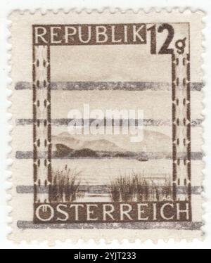 ÖSTERREICH - 24. November 1945: 12 groschene dunkelbraune Briefmarke entpierend Wolfgang See, bei Salzburg, Schafberg (Oberösterreich). Der Wolfgangsee ist ein See in Österreich, der überwiegend im Bundesland Salzburg liegt und einer der bekanntesten Seen im Salzkammergut ist. Die Gemeinden am Ufer sind Strobl, St. Gilgen mit den Dörfern Abersee und Ried sowie die Marktgemeinde St. Wolfgang im Bundesland Oberösterreich. Die Stadt und der See sind nach dem heiligen Wolfgang von Regensburg benannt, der der Legende nach Ende des 10. Jahrhunderts hier die erste Kirche errichtete Stockfoto