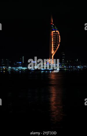 Portsmouth, Hampshire, England. 31. Oktober 2024. Halloween Night: Vertikaler Rahmen, der Spinnaker Tower leuchtet in Orange. Stockfoto