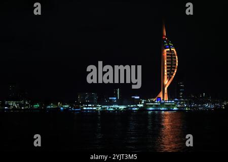 Portsmouth, Hampshire, England. 31. Oktober 2024. Halloween Night: Portsmouth Dockyard beleuchtet neben dem Spinnaker Tower. Stockfoto