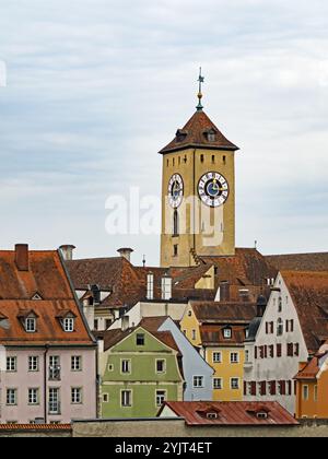Blick auf die Gebäude der Regensburger Altstadt mit dem Alten Rathaus, Bayern, Deutschland Stockfoto