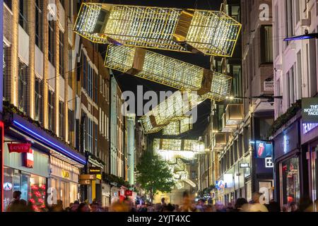 LONDON, UK - 9. November 2024: Ein Blick auf die Carnaby Street zu Weihnachten mit den Dekorationen und Lichtern. Unter den Dekorationen sind Menschen zu sehen Stockfoto