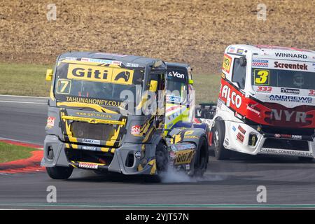 Stuart Oliver in seinem Team Oliver Racing Volvo VNL während des britischen Truck Racing Championship Rennens 2024 in Snetterton, Norfolk, UK. Stockfoto