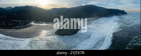 Der berühmte Proposal Rock liegt an der malerischen Küste von Zentral-Oregon im Tillamook County. Dieser Teil des pazifischen Nordwestens ist absolut wunderschön. Stockfoto