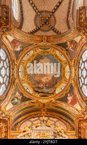 PAVIA, ITALIEN - 8. SEPTEMBER 2024: Die barocke Kuppel der Seitenkapelle der Kirche Chiesa di San Francesco mit der Krönung der Jungfrau Maria Stockfoto