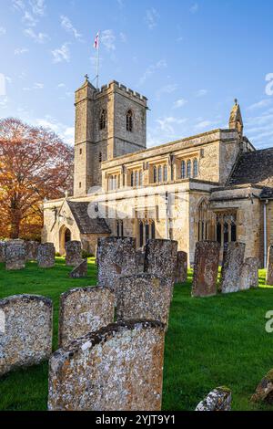 Die Kirche St. Leonard aus dem 12. Jahrhundert im Cotswold-Dorf Bledington, Gloucestershire, England Großbritannien Stockfoto