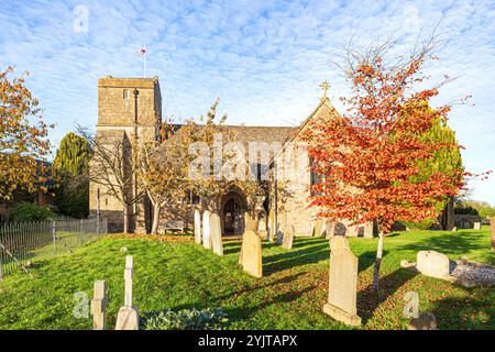 Die Kirche St. Mary aus dem 15. Jahrhundert im Cotswold-Dorf Icomb, Gloucestershire, England Großbritannien Stockfoto