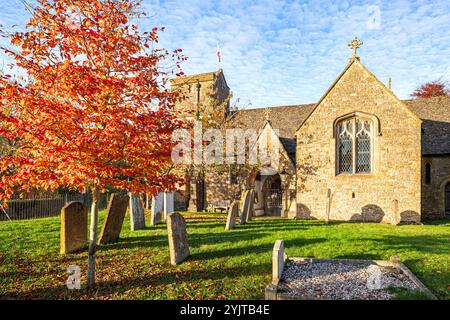 Die Kirche St. Mary aus dem 15. Jahrhundert im Cotswold-Dorf Icomb, Gloucestershire, England Großbritannien Stockfoto