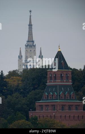 Turm des Moskauer Kreml und Kudrinskaja Platz Gebäude Stockfoto