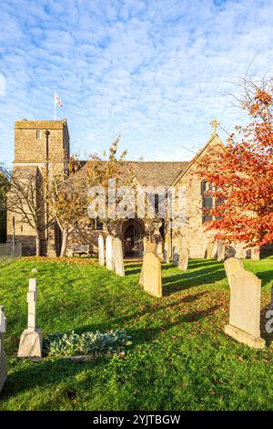 Die Kirche St. Mary aus dem 15. Jahrhundert im Cotswold-Dorf Icomb, Gloucestershire, England Großbritannien Stockfoto