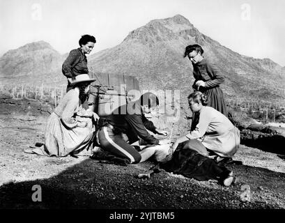 Audie Murphy (auf den Knien, Mitte), am Set des Westernfilms The Guns of Fort Petticoat, Columbia Pictures, 1957 Stockfoto