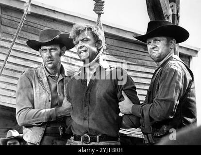 Monte Markham (Mitte), am Set des Westernfilms Guns of the Magnificent Seven, United Artists, 1969 Stockfoto