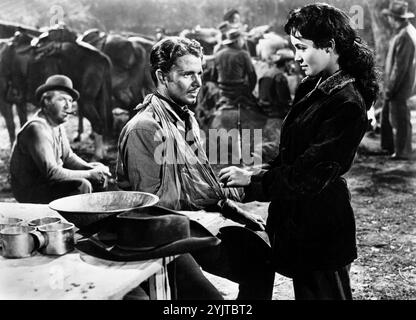 Jesse White (links), Audie Murphy (Mitte), Susan Cabot (rechts), am Set des Westernfilms „Gunsmoke“, Universal Pictures, 1953 Stockfoto