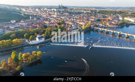 Aus der Vogelperspektive von Prag und Karlsbrücke im Herbst Stockfoto