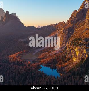 Lago Federa Crado al Lago italienische Dolomiten See und Lärchen Stockfoto