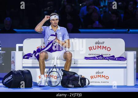 Turin, Italien. November 2024. Alexander Zverev aus Deutschland, der beim Gruppenspiel der Männer gegen Carlos Alcaraz aus Spanien bei sechs vier Nitto ATP Finals 2024 in der Inalpi Arena zu sehen war (Foto: Fabrizio Carabelli/SOPA Images/SIPA USA) Credit: SIPA USA/Alamy Live News Stockfoto