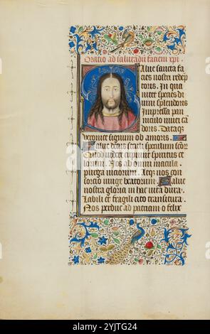 Initial S: Das Gesicht Christi; Llangattock Hours, 1450er Jahre Zusatzinfo: Dieses fein illustrierte Stundenbuch hat seinen Namen vom Baron Llangattock, dem das Buch in den 1900er Jahren gehörte Das Manuskript ist von besonderem Interesse, da einige seiner Miniaturen eng mit Kompositionen des gefeierten Tafelmalers Jan van Eyck verwandt sind. Der Einfluss von van Eycks Stil ist am deutlichsten in den vierzehn ganzseitigen Miniaturen zu erkennen. Eine ganzseitige Miniatur öffnet jeden der wichtigsten Texte des Buches, wobei acht den Stunden der Jungfrau gewidmet sind, dem wichtigsten Teil eines Buches von h Stockfoto