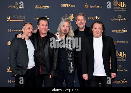 Leipzig, Deutschland. November 2024. Die Band Karat nimmt an der Preisverleihung der Goldenen Henne-Medien Teil. Der Publikumspreis wird zum 30. Mal auf einer TV-Gala in Leipzig verliehen. Quelle: Hendrik Schmidt/dpa/Alamy Live News Stockfoto