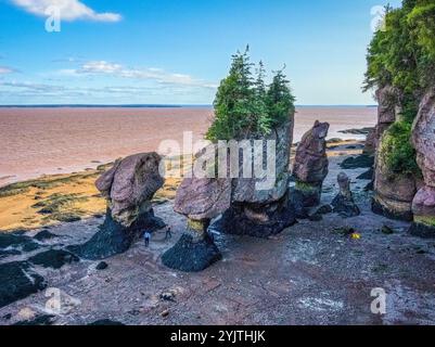 Peoplpe Walking in Staircase Cove bei Ebbe im Hopewell Rocks Provincial Park in New Brunswick Kanada Stockfoto