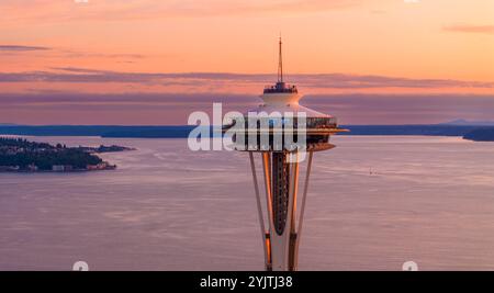 Luftaufnahme der Seattle Space Needle bei Sonnenuntergang Stockfoto