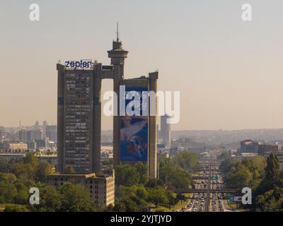 Das Westtor von Belgrad, der Brutalistische Wolkenkratzer Tower, das Architekturerbe Western Block. Luftfahrt von Belgrad, Serbien Stockfoto