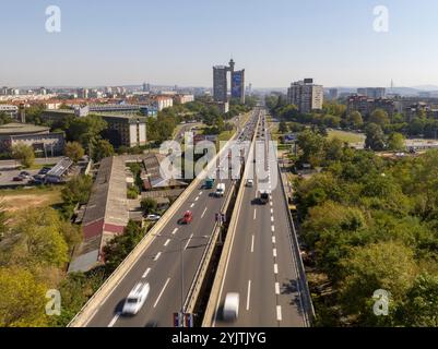 Das Westtor von Belgrad, der Brutalistische Wolkenkratzer Tower, das Architekturerbe Western Block. Luftfahrt von Belgrad, Serbien Stockfoto