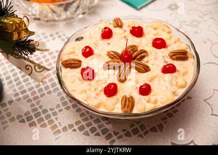 Mexikanischer Weihnachtsapfelsalat. In Mexiko heißt sie Ensalada de Manzana. Der Apfelsalat ist ein einfaches und schnelles Rezept, es ist ein Gericht, das nicht mi sein kann Stockfoto