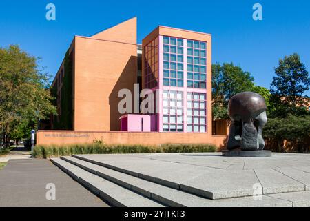 CHICAGO, IL, USA, 21. SEPTEMBER 2024: Max Palevsky Residential Commons and Nuclear Energy Statue auf dem Campus der University of Chicago. Stockfoto