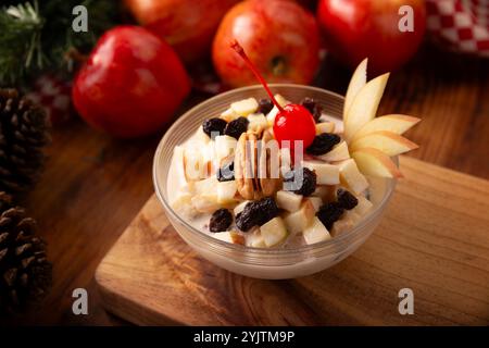 Mexikanischer Weihnachtsapfelsalat. In Mexiko heißt sie Ensalada de Manzana. Der Apfelsalat ist ein einfaches und schnelles Rezept, es ist ein Gericht, das nicht mi sein kann Stockfoto