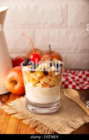 Mexikanischer Weihnachtsapfelsalat. In Mexiko heißt sie Ensalada de Manzana. Der Apfelsalat ist ein einfaches und schnelles Rezept, es ist ein Gericht, das nicht mi sein kann Stockfoto