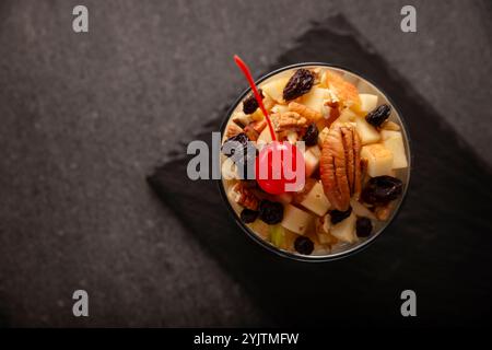 Mexikanischer Weihnachtsapfelsalat. In Mexiko heißt sie Ensalada de Manzana. Der Apfelsalat ist ein einfaches und schnelles Rezept, es ist ein Gericht, das nicht mi sein kann Stockfoto