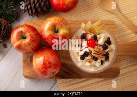 Mexikanischer Weihnachtsapfelsalat. In Mexiko heißt sie Ensalada de Manzana. Der Apfelsalat ist ein einfaches und schnelles Rezept, es ist ein Gericht, das nicht mi sein kann Stockfoto