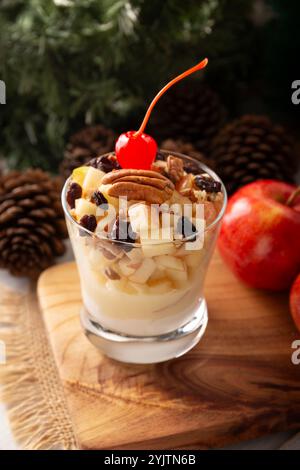 Mexikanischer Weihnachtsapfelsalat. In Mexiko heißt sie Ensalada de Manzana. Der Apfelsalat ist ein einfaches und schnelles Rezept, es ist ein Gericht, das nicht mi sein kann Stockfoto