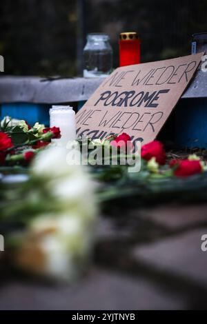 Schild nie wieder Pogrome, nie wieder Faschismus und abgelegt Rosen am Alten Leipziger Bahnhof in Erinnerung an die Novemberpogrome des NS-Regimes *** nie wieder Pogrome, nie wieder Faschismus-Zeichen und Rosen, die am Alten Leipziger Bahnhof in Erinnerung an die Novemberpogrome des NS-Regimes niedergelegt wurden Stockfoto