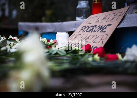 Schild nie wieder Pogrome, nie wieder Faschismus und abgelegt Rosen am Alten Leipziger Bahnhof in Erinnerung an die Novemberpogrome des NS-Regimes *** nie wieder Pogrome, nie wieder Faschismus-Zeichen und Rosen, die am Alten Leipziger Bahnhof in Erinnerung an die Novemberpogrome des NS-Regimes niedergelegt wurden Stockfoto